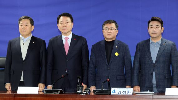 국민의힘 성일종·더불어민주당 김성환 정책위의장과 예산결산특별위원회 여야 간사들이 4일 오후 국회 의원회관에서 2+2 예산안 협의에 앞서 기념촬영을 하고 있다. 왼쪽부터 국민의힘 이철규 예결위 간사·성일종 정책위의장, 더불어민주당 김성환 정책위의장·박정 예결위 간사. 사진=서동일 기자