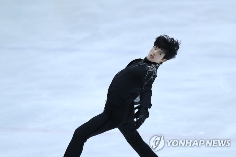 프리 스케이팅 연기 펼치는 차준환 프리 스케이팅 연기 펼치는 차준환 (의정부=연합뉴스) 임병식 기자 = 4일 의정부실내빙상장에서 열린 2022 전국남녀 피겨스케이팅 회장배 랭킹 대회 및 국가대표 1차 선발전 남자 프리 스케이팅에서 차준환(고려대)이 연기를 펼치고 있다. 2022.12.4 andphotodo@yna.co.kr (끝)
