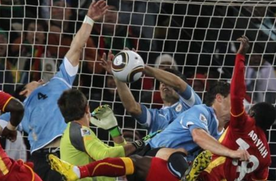 지난 '2010 남아공 월드컵' 8강전에서 '나쁜 손'으로 가나의 득점을 막은 우루과이 루이스 수아레스. 연합뉴스