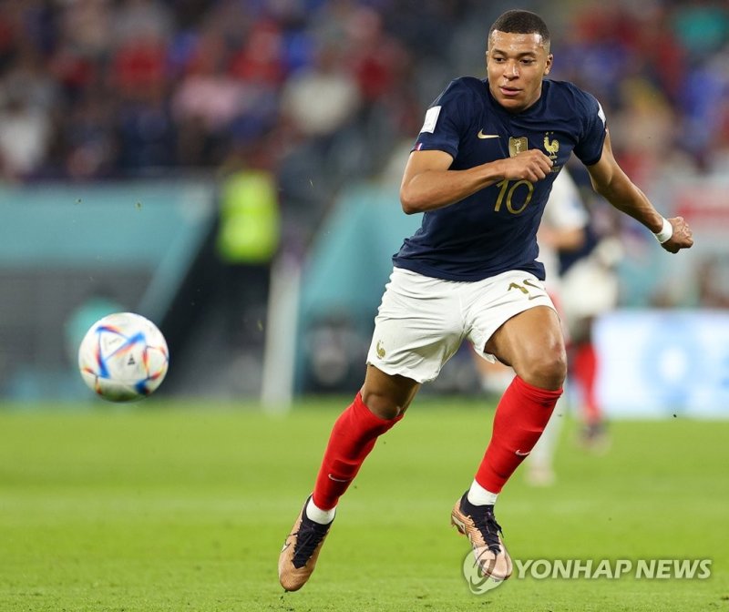 음바페, 질주본능 음바페, 질주본능 (도하=연합뉴스) 김도훈 기자 = 26일(현지시간) 카타르 도하 스타디움 974에서 열린 2022 카타르 월드컵 조별리그 D조 프랑스와 덴마크 경기. 프랑스 킬리안 음바페가 질주하고 있다. 2022.11.27 superdoo82@yna.co.kr (끝)