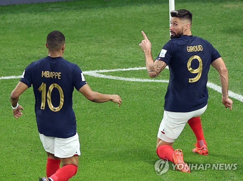 지루 첫 골 기쁨 나누는 음바페 지루 첫 골 기쁨 나누는 음바페 (도하=연합뉴스) 임헌정 기자 = 5일(한국시간) 카타르 도하의 앗수마마 스타디움에서 열린 2022 카타르 월드컵 16강전 프랑스와 폴란드 경기. 프랑스 지루가 첫 골은 넣은 뒤 음바페와 기쁨을 나누고 있다. 2022.12.5 kane@yna.co.kr (끝)