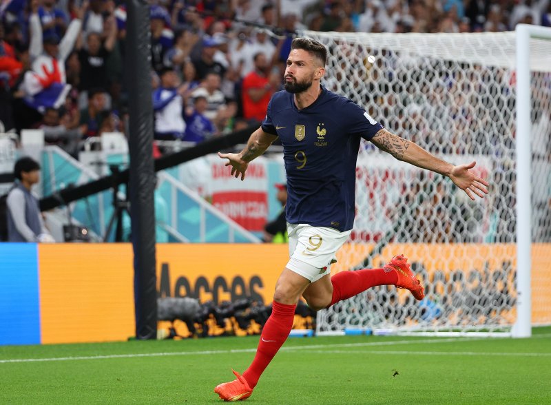 '4일 오후(현지시간) 카타르 도하 앗수마마 스타디움에서 열린 2022 카타르 월드컵 16강전 프랑스와 폴란드의 경기. 프랑스 올리비에 지루가 선취골을 넣은 뒤 기뻐하고 있다. 지루는 자신의 117번째 A매치에서 52번째 골을 넣어 티에리 앙리(51골)를 넘어 프랑스 대표팀 역대 최다 득점 신기록을 세웠다. 출처 연합뉴스
