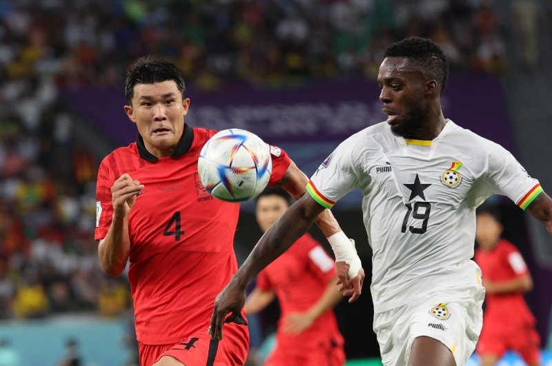 28일 오후(현지시간) 카타르 알라이얀 에듀케이션 시티 스타디움에서 열린 2022 카타르 월드컵 조별리그 H조 2차전 대한민국과 가나의 경기에서 김민재가 윌리엄스와 치열한 볼다툼을 벌이고 있다. 2022.11.28/뉴스1 ⓒ News1 이광호 기자
