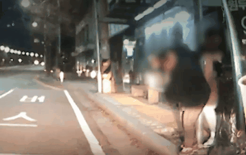 술에 취한 주한미군이 택시기사의 머리를 향해 주먹을 휘두르고 있다. 이에 택시기사가 머리를 감싸며 "사람 살려"라고 외치고 있다. 출처=SBS 화면 캡처