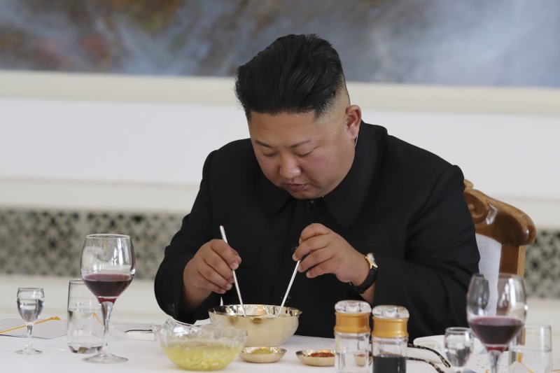 김정은 북한 노동당 총비서가 지난 2018년 9월19일 평양 옥류관에서 평양냉면으로 점심식사를 하고 있다. 평양사진공동취재단