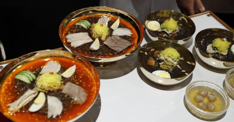 지난 2018년 4월27일 판문점 평화의 집에서 열린 남북정상회담 만찬 메뉴로 나온 평양 옥류관의 쟁반국수와 냉면. 2018.4.27/뉴스1 ⓒ News1 한국공동사진기자단