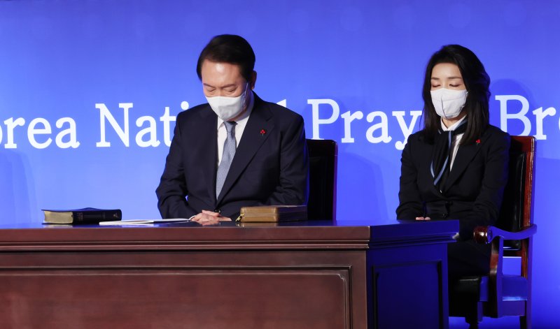 윤석열 대통령과 부인 김건희 여사가 5일 서울 강남구 그랜드 인터컨티넨탈 서울파르나스에서 열린 제54회 국가조찬기도회에 참석해 기도를 하고 있다. (대통령실통신사진기자단) /사진=뉴시스화상