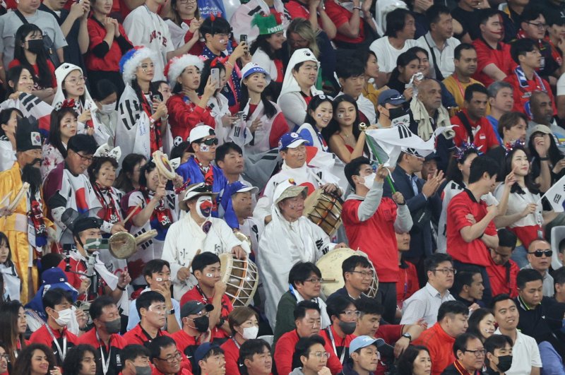 2일 오후(현지시간) 카타르 알라이얀 에듀케이션 시티 스타디움에서 열린 2022 카타르 월드컵 조별리그 H조 3차전 대한민국과 포르투갈의 경기에서 대한민국 축구팬들이 열띤 응원을 펼치고 있다. (뉴스1)