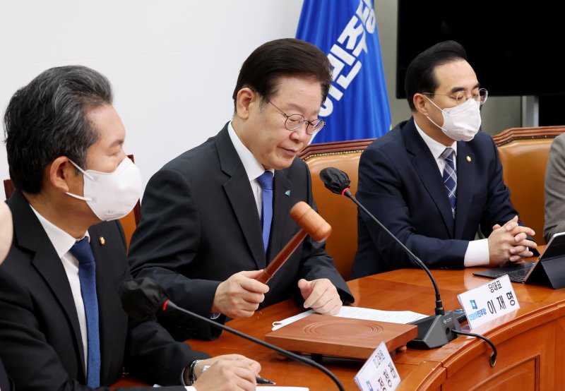 이재명 더불어민주당 대표가 5일 국회에서 열린 최고위원회에서 의사봉을 두드리고 있다. 연합뉴스