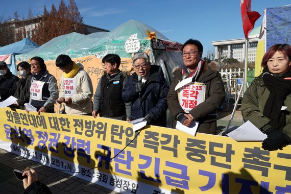 노조법 2·3조 개정 운동본부 관계자들이 5일 서울 여의도 국회 앞 농성장에서 화물연대에 대한 전방위 탄압 즉각 중단 촉구와 윤석열 정권 강력 규탄 긴급 기자회견을 하고 있다. 사진=서동일 기자