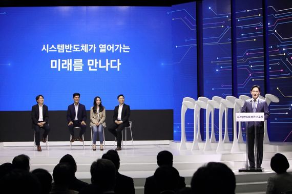 지난 2019년 4월 시스템반도체 비전 선포식에서 반도체 비전 2030을 발표하는 이재용 당시 삼성전자 부회장을 바라보는 세바스찬 승(승현준) 소장(왼쪽에서 두번째). 삼성전자 뉴스룸 제공