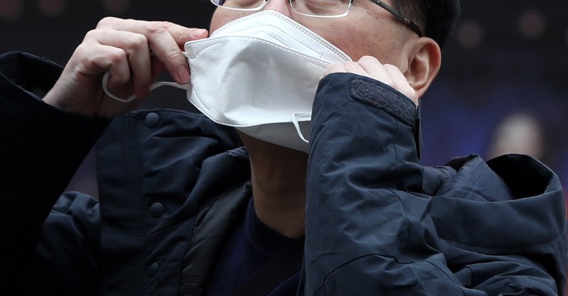 실내 마스크 의무착용 해제에 대한 기대감이 높아지고 있다. 사진은 지난 4일 오후 서울 중구 명동거리에서 외국인이 마스크를 쓰고 있는 모습. 뉴시스 제공