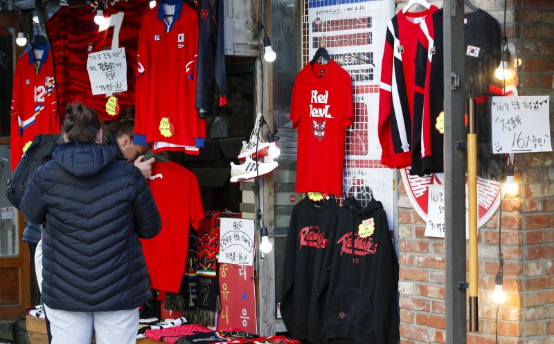 2022 카타르월드컵 16강전 대한민국 대 브라질 경기를 앞둔 5일 오후 서울 종로구 축구용품 판매점 오버더피치에서 외국인 손님들이 응원용품을 살펴보고 있다. 2022.12.5/뉴스1 ⓒ News1 김도우 기자