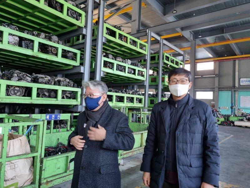 동강그린모터스 내부 폐차로부터 해체한 재활용품들을 둘러보는 조응천 의원(왼쪽), 최호 대표(오른쪽)