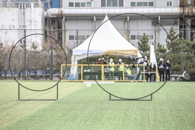 지난달 29일 경기 시흥시 교통안전공단 드론교육훈련센터에서 열린 드론 조종경진대회에서 수색·탐색 분야 드론이 장애물을 통과하고 있다. 교통안전공단 제공