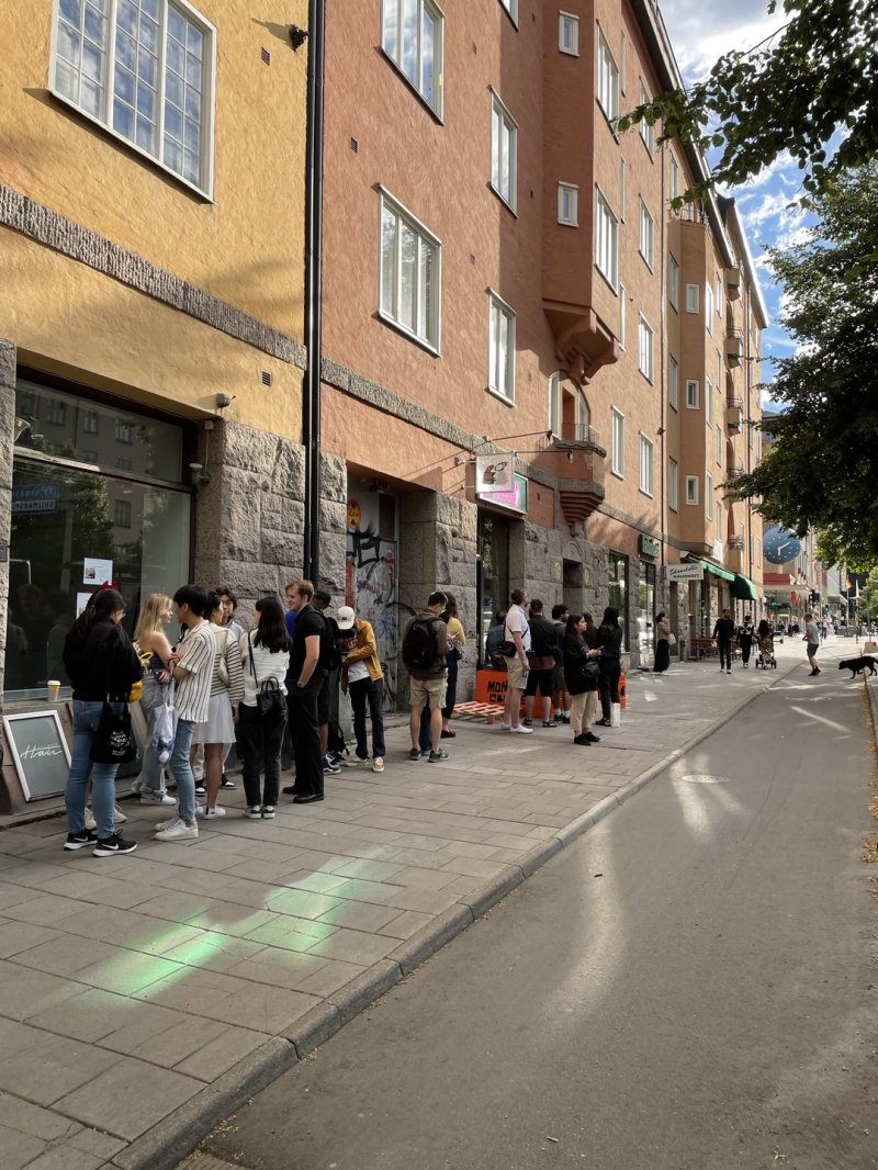 지난 8월 스톡홀름 쇠데르말름에 스웨덴 최초로 문을 연 한국 치킨집 앞에 손님들이 줄을 서서 기다리고 있다. 사진=박소현 기자
