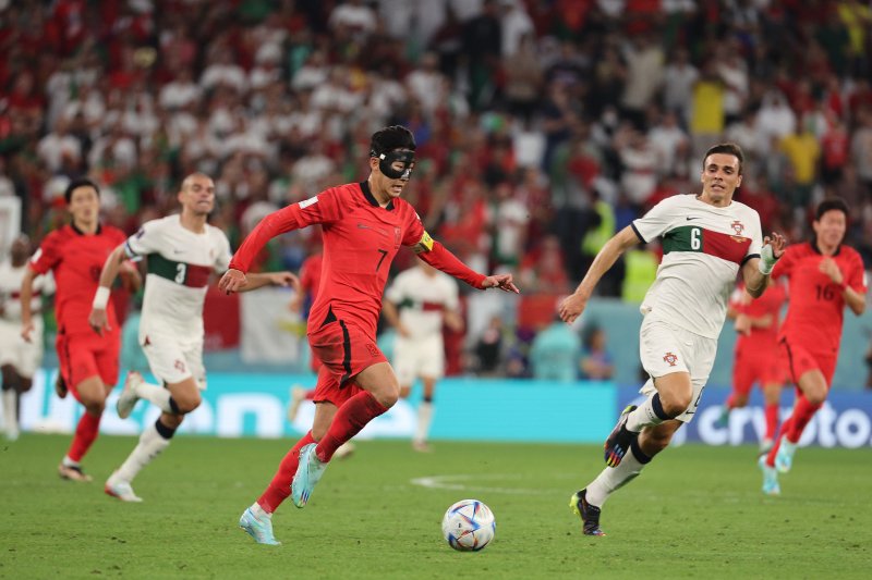 2일 오후(현지시간) 카타르 알라이얀 에듀케이션 시티 스타디움에서 열린 2022 카타르 월드컵 조별리그 H조 3차전 대한민국과 포르투갈의 경기에서 대한민국 손흥민이 상대문전을 향해 드리블을 하고 있다. 2022.12.3/뉴스1 ⓒ News1 이광호 기자