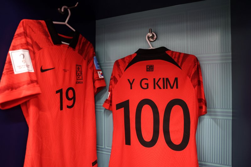 100번째 출전을 의미하는 김영권의 등번호 100번 유니폼. 사진=뉴스1(대한축구협회 제공)