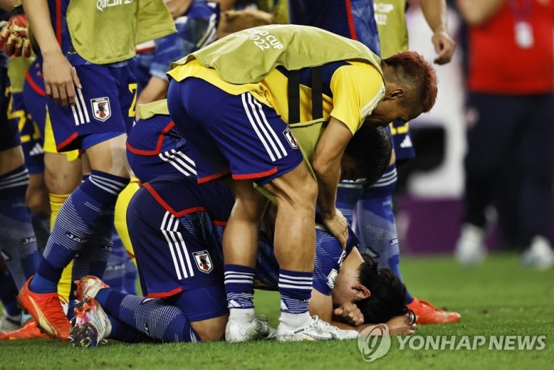 2022 카타르 월드컵 16강전에서 일본이 크로아티아와의 승부차기 끝에 패배했다. 패배 후 아쉬워하는 일본 선수들. 출처 연합뉴스
