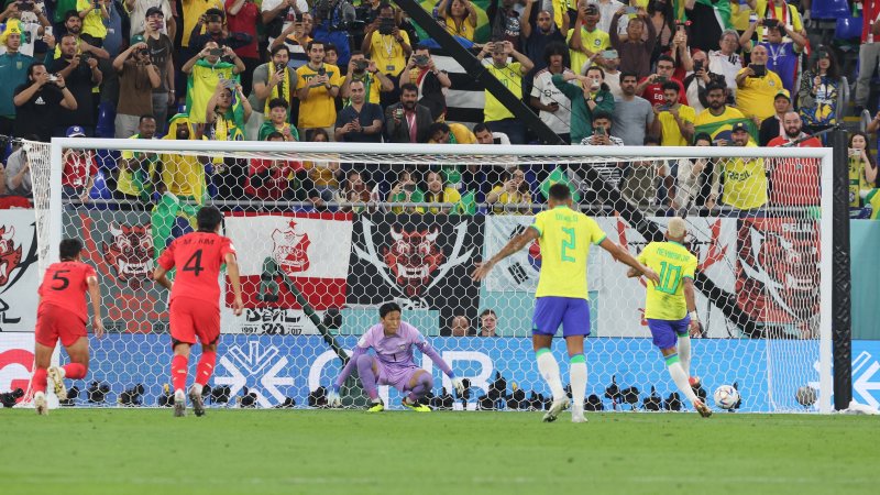 2022 카타르 월드컵 16강 대한민국과 브라질의 경기에서 전반전 브라질 네이마르가 페널티킥으로 추가골을 터트리고 있다. 사진=뉴스1