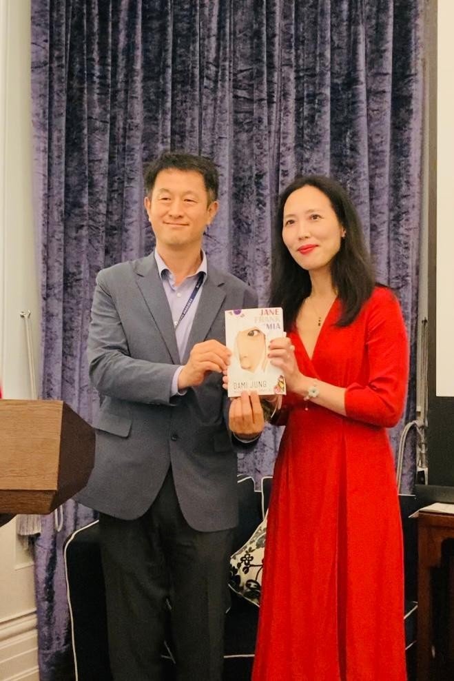 주홍콩 대한민국 총영사관의 이영호 영사와 정다미 작가.