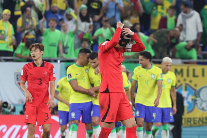 5일 오후(현지시간) 카타르 도하 스타디움974에서 열린 2022 카타르 월드컵 16강 대한민국과 브라질의 경기에서 전반전 손흥민이 대한민국의 연속실점으로 어두운 표정을 짓고 있다. 2022.12.6/뉴스1 ⓒ News1 이동해 기자