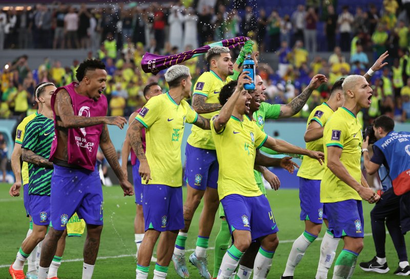 6일 오전(한국시간) 카타르 도하 974 스타디움에서 열린 2022 카타르 월드컵 16강전 한국과 브라질 경기. 4-1 승리를 거둬 8강 진출에 성공한 브라질 선수들이 기뻐하고 있다.