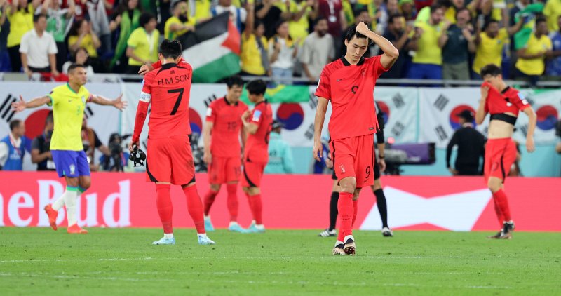 조규성 등이 5일 오후(현지시간) 카타르 도하 스타디움974에서 열린 2022 카타르 월드컵 16강 대한민국과 브라질의 경기에서 브라질의 연이은 득점에 아쉬워하고 있다. 경기는 대한민국이 1대 4로 패배, 브라질이 8강 진출 티켓을 따냈다. 2022.12.6/뉴스1 ⓒ News1 이동해 기자