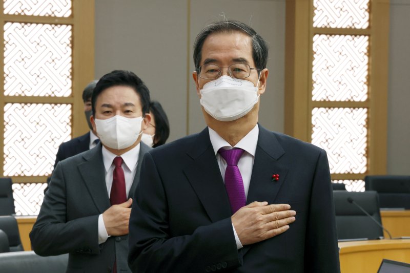 국기에 경례하는 한덕수 총리 (세종=연합뉴스) 김주형 기자 = 한덕수 국무총리가 6일 오전 정부세종청사에서 서울청사와 영상으로 연결해 열린 국무회의에 참석해 국기에 경례하고 있다. 2022.12.6 kjhpress@yna.co.kr (끝)