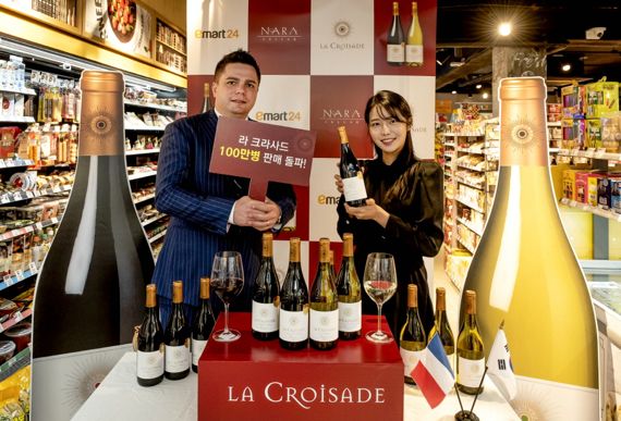 서울 성동구에 위치한 이마트24 매장에서 직원들이 '라 크라사드' 와인을 소개하고 있다. 이마트24 제공