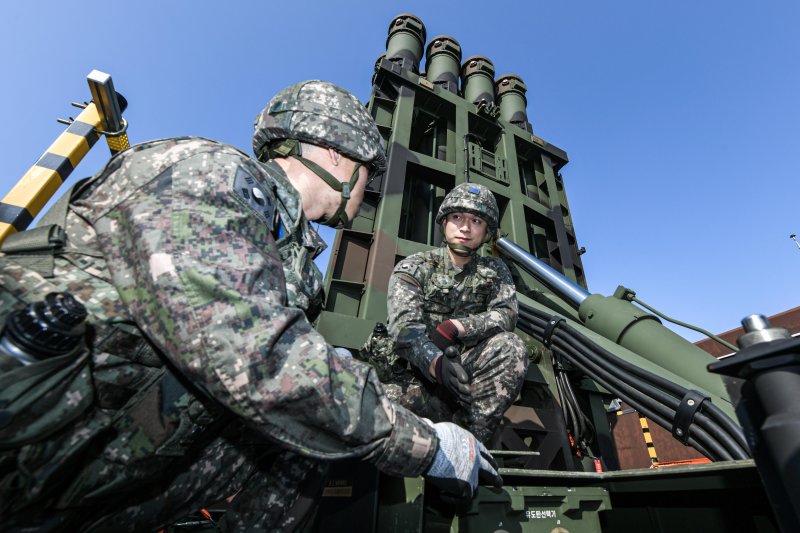 지난 2022년 10월 27일 천궁 포대 작전요원들이 '천궁-Ⅱ' 발사대를 통제하며 작전 상황을 공유하고 있다. 사진=공군 제공