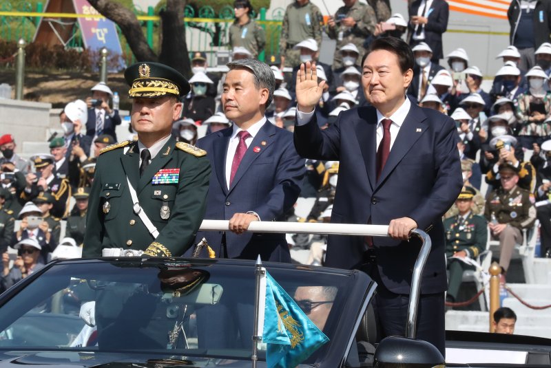윤석열 대통령(오른쪽)이 지난 10월1일 오전 충남 계룡대 연병장에서 열린 제74주년 국군의 날 기념식에 참석했다. 사진=뉴스1