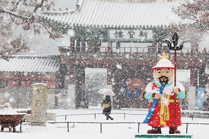 겨울왕국으로 변한 화성행궁 (수원=연합뉴스) 홍기원 기자 = 6일 오전 경기도 수원시 화성행궁에 눈이 내리고 있다. 2022.12.6 xanadu@yna.co.kr (끝) /사진=연합 지면화상