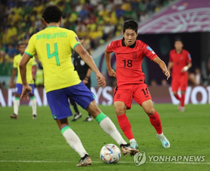 이강인 '종횡무진' 이강인 '종횡무진' (도하=연합뉴스) 임헌정 기자 = 6일 오전(한국시간) 카타르 도하 974 스타디움에서 열린 2022 카타르 월드컵 16강전 한국과 브라질 경기. 이강인이 브라질 마르키뉴스를 끝까지 따라붙고 있다. 2022.12.6 kane@yna.co.kr (끝)