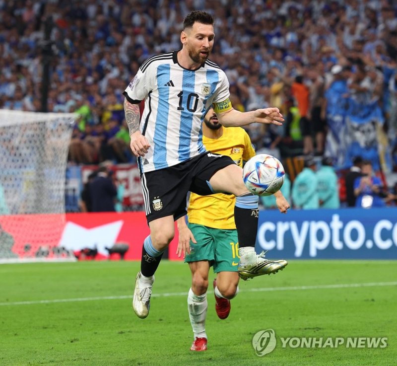 리턴패스하는 메시 리턴패스하는 메시 (알라이얀=연합뉴스) 김도훈 기자 = 3일 오후(현지시간) 카타르 알라이얀 아흐마드 빈 알리 스타디움에서 열린 2022 카타르 월드컵 16강전 아르헨티나와 호주의 경기. 아르헨티나 리오넬 메시가 스로인을 다시 패스하고 있다. 2022.12.4 superdoo82@yna.co.kr (끝)