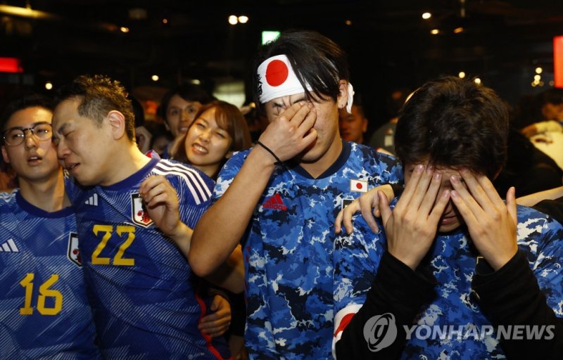 패배를 아쉬워 하는 일본 팬들 Soccer Football - FIFA World Cup Qatar 2022 - Fans in Tokyo watch Japan v Croatia - Tokyo, Japan - December 6, 2022 Japan fans react as they watch the penalty shootout at the Bee bar REUTERS/Kim Kyung-Hoon