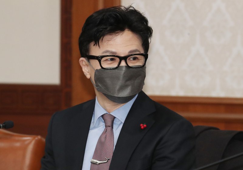 한동훈 법무부 장관이 6일 오전 서울 종로구 세종대로 정부서울청사에서 열린 영상 국무회의에서 국무위원들과 대화를 하고 있다. /뉴스1