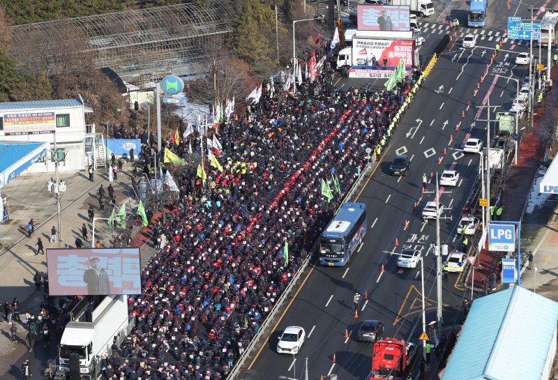 민주노총 공공운수노조 화물연대본부의 집단운송거부(총파업) 행동이 13일째 이어진 6일 오후 경기 의왕시 의왕ICD제2터미널 앞에서 민주노총 노조원들이 총파업·총력투쟁 결의대회를 하고 있다. 뉴스1