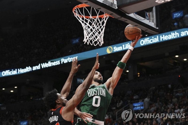 제이슨 테이텀 Boston Celtics forward Jayson Tatum (0) goes for the layup as Toronto Raptors forward Thaddeus Young (21) defends during the second half of an NBA basketball game in Toronto, Monday, Dec. 5, 2022. (Chris Young/The Canadian Press via AP) MANDATORY CREDIT
