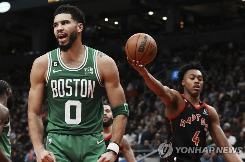제이슨 테이텀 Boston Celtics forward Jayson Tatum (0) disputes a call as Toronto Raptors forward Scottie Barnes (4) looks on during the second half of an NBA basketball game in Toronto, Monday, Dec. 5, 2022. (Chris Young/The Canadian Press via AP) MANDATORY CREDIT