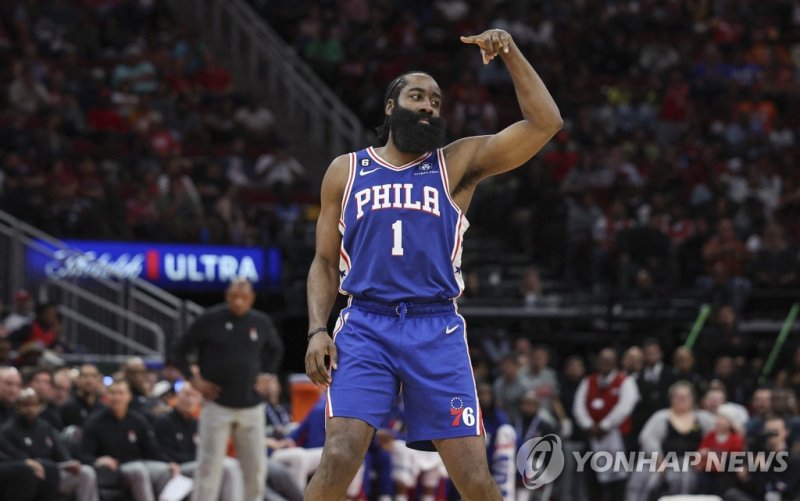 복귀전을 치른 제임스 하든 Dec 5, 2022; Houston, Texas, USA; Philadelphia 76ers guard James Harden (1) reacts after scoring a basket during the fourth quarter against the Houston Rockets at Toyota Center. Mandatory Credit: Troy Taormina-USA TODAY Sports