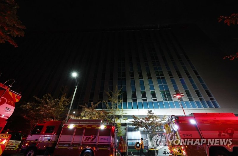 SK 판교 데이터센터 화재…카카오톡 등 통신 장애 SK 판교 데이터센터 화재…카카오톡 등 통신 장애 (성남=연합뉴스) 홍기원 기자 = 15일 오후 화재가 발생한 경기 성남시 분당구 삼평동 SK 판교 캠퍼스 A동에서 소방관들이 진화작업을 하고 있다. 이 불로 현재 카카오톡, 카카오 택시, 포털사이트 다음 등 통신 장애가 발생하고 있다. 2022.10.15 xanadu@yna.co.kr (끝)