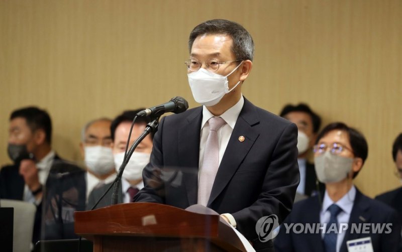 '카카오 먹통' 사태 설명하는 과기정통부 장관 '카카오 먹통' 사태 설명하는 과기정통부 장관 (대전=연합뉴스) 양영석 기자 = 국회 과학기술정보방송통신위원회가 18일 대전 기초과학연구원에서 국가과학기술연구회 및 소관 연구기관에 대한 국정감사를 진행했다. 국감 증인으로 출석한 이종호 과학기술정보통신부 장관이 카카오 서비스 장애와 관련한 정부 대책을 설명하고 있다. 2022.10.18 youngs@yna.co.kr (끝)
