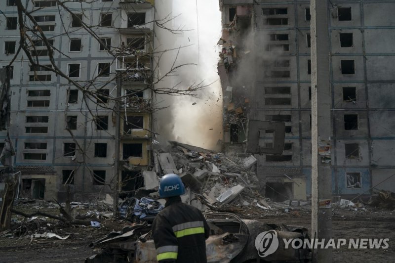 러시아 공격으로 무너진 자포리자의 아파트. 사진=연합뉴스