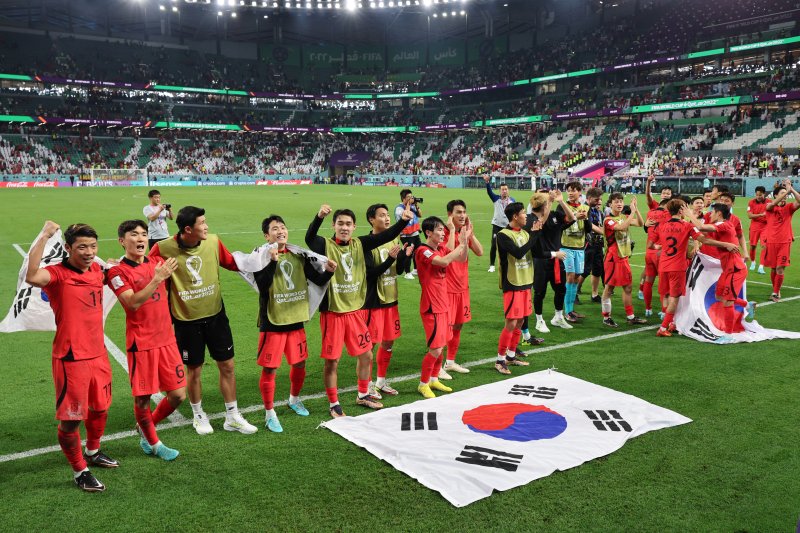 지난 2일 오후(현지시간) 카타르 알라이얀 에듀케이션 시티 스타디움에서 열린 2022 카타르 월드컵 조별리그 H조 3차전 대한민국과 포르투갈의 경기에서 2대 1로 승리하며 16강 진출을 확정지은 대한민국 선수들이 기쁨을 나누고 있다. /사진=뉴스1