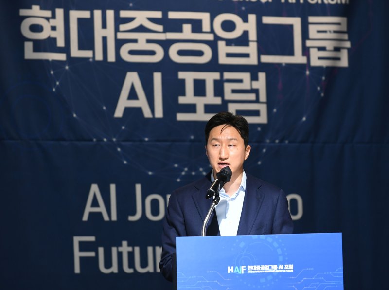 HD현대 정기선 사장이 6일 '현대중공업그룹 AI포럼'(HAIF)에 참석해 개회사를 하고 있다. 현대중공업그룹 제공