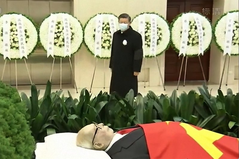장쩌민 마지막 모습 바라보는 시진핑. 지난 5일 시진핑 국가주석이 베이징 인민해방군 종합병원에서 지난달 30일 사망한 장쩌민 전 국가주석의 시신을 바라보며 추모하고 있다. AP연합뉴스