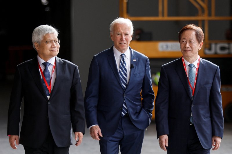 1분기 실적은 예상 웃돌았지만...반도체 한파에 '실리콘 방패'도 뚫렸다