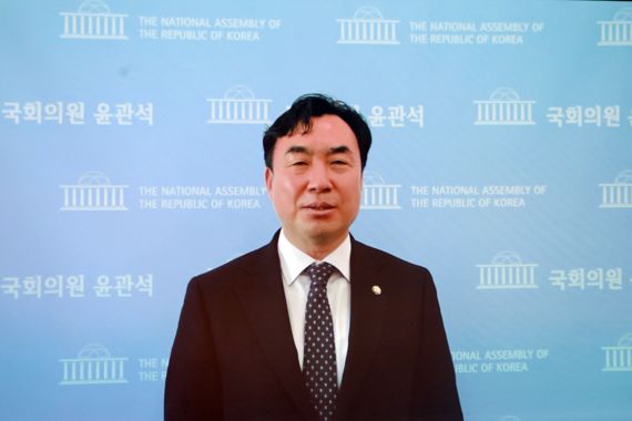 본사와 한국로봇산업협회가 공동으로 주최하는 2022 미래로봇리더스포럼이 7일 서울 중구 웨스틴조선호텔에서 열렸다. 윤관석 국회 산업통상자원중소벤처기업위원장이 영상으로 축사를 하고 있다. 사진=서동일 기자