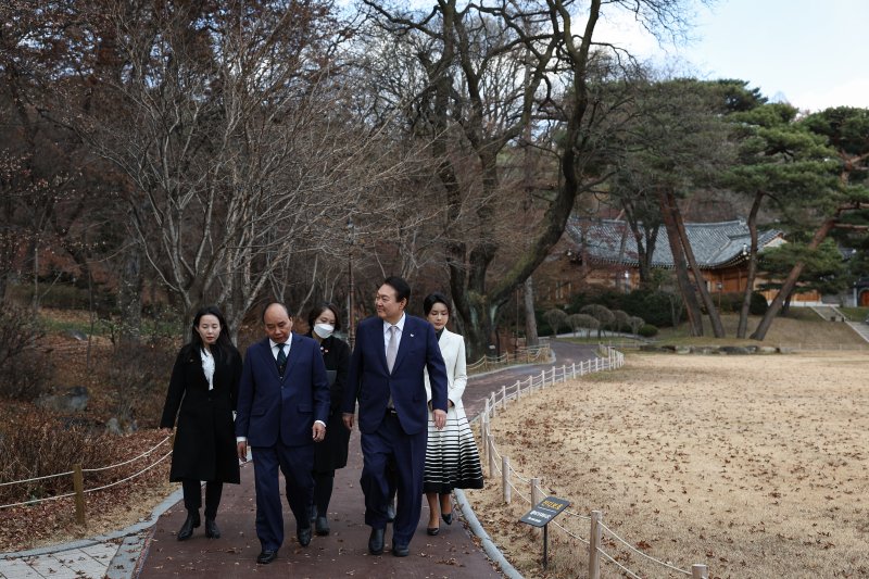 [서울=뉴시스] 윤석열 대통령과 부인 김건희 여사가 6일 청와대 상춘재에서 응우옌 쑤언 푹 베트남 국가주석과 친교 차담을 마친 후 이동하고 있다. (사진=대통령실 제공) 2022.12.06. photo@newsis.com *재판매 및 DB 금지